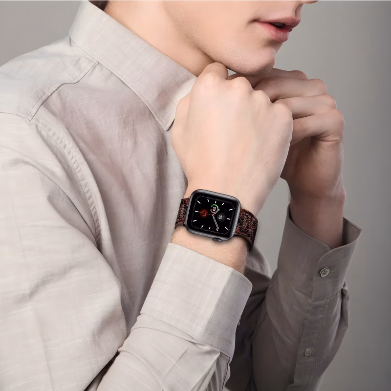 Bracelet Apple Watch EzStrap en cuir texturé avec motif imprimé, style premium, porté au poignet d’un homme vêtu d’une chemise beige.