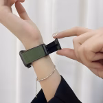 Bracelet Apple Watch EzStrap en cuir véritable grainé avec intérieur en silicone, style élégant, porté au poignet d’une femme en train d’attacher le fermoir.