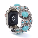 Bracelet Apple Watch EzStrap en métal alliage de zinc, style élégant et artisanal, orné de pierres turquoises serties et de gravures texturées, présenté en gros plan sur fond blanc.