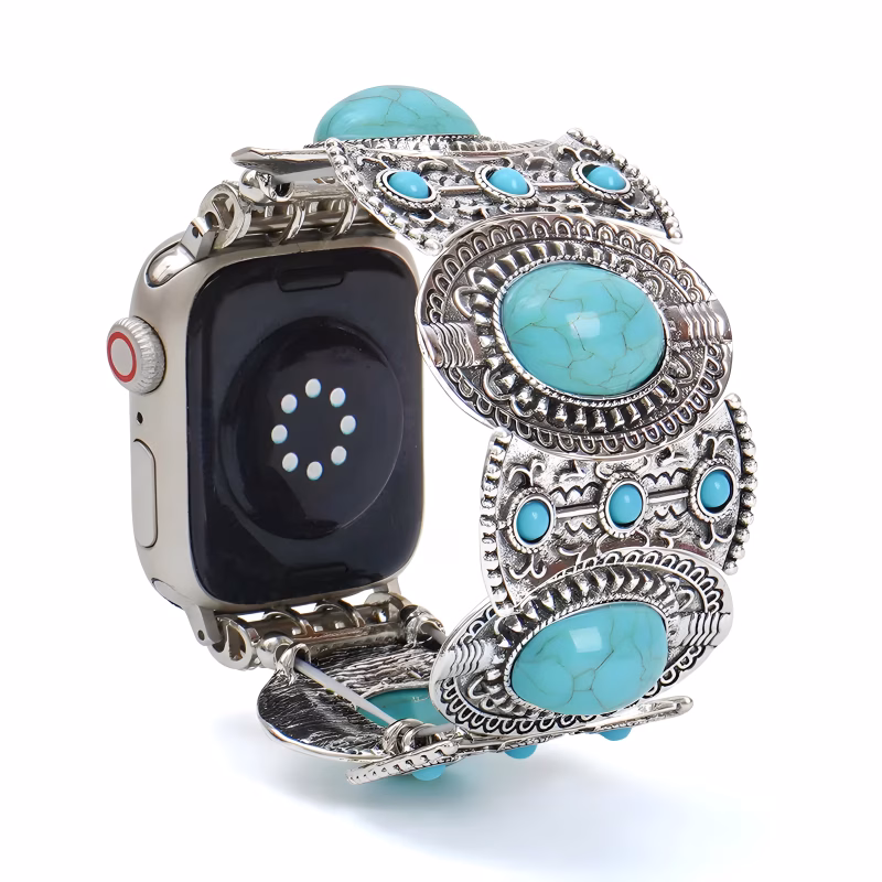 Bracelet Apple Watch EzStrap en métal alliage de zinc, style élégant et artisanal, orné de pierres turquoises serties et de gravures texturées, présenté en gros plan sur fond blanc.