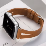 Bracelet Apple Watch EzStrap en cuir marron au style élégant, avec fente ornementale et boucle en acier inoxydable, présenté en gros plan sur une surface plane avec une montre attachée.