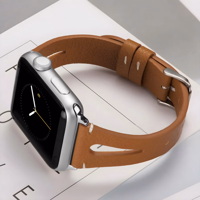 Bracelet Apple Watch EzStrap en cuir marron au style élégant, avec fente ornementale et boucle en acier inoxydable, présenté en gros plan sur une surface plane avec une montre attachée.