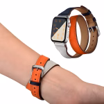 Bracelet Apple Watch EzStrap en cuir lisse au design double tour, style premium, avec coloris orange, beige et bleu marine, porté au poignet d'une personne sur fond blanc.