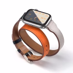 Bracelet Apple Watch EzStrap en cuir lisse, style double tour haut de gamme, présenté en gros plan sur fond blanc.