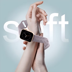 Bracelet Apple Watch EzStrap en silicone gravé au motif floral, de style élégant, porté au poignet d’une femme sur fond bleu avec l’inscription ‘soft’ en arrière-plan.