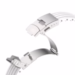 Bracelet Apple Watch EzStrap en silicone blanc texturé, style sport, avec boucle déployante en métal, présenté en gros plan sur fond blanc.