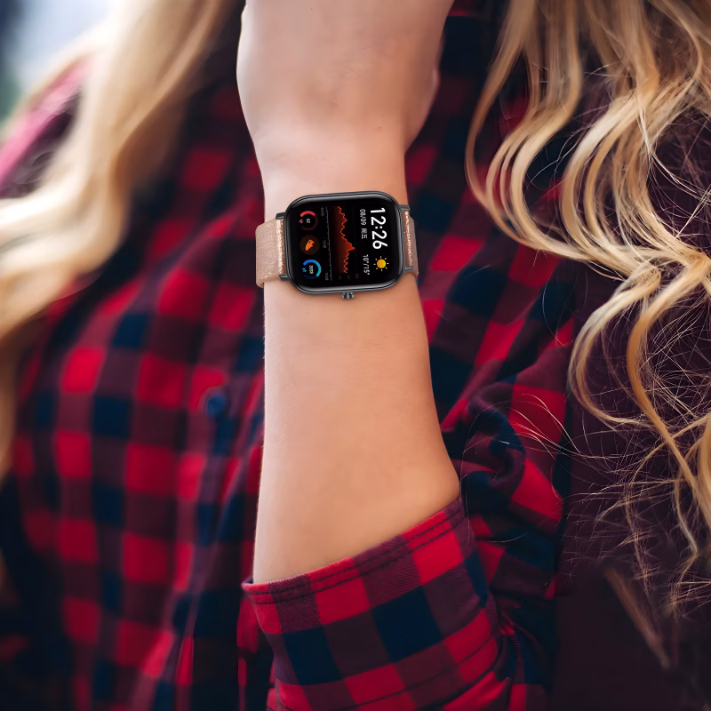 Bracelet Apple Watch EzStrap en silicone scintillant de style sport, porté au poignet d’une femme en chemise à carreaux rouges.