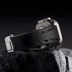 Bracelet Apple Watch EzStrap en silicone texturé noir, style sport avec fentes dynamisées, présenté en gros plan sur un rocher sombre.