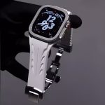 Bracelet Apple Watch EzStrap en silicone blanc texturé, style sport avec fentes dynamisées, tenu en main par une personne portant un gant noir.