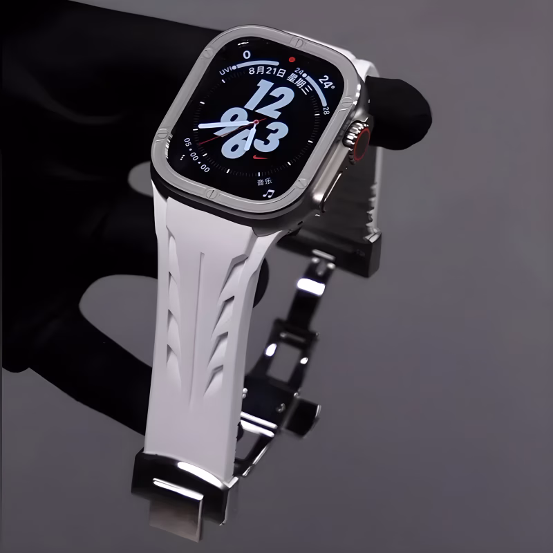 Bracelet Apple Watch EzStrap en silicone blanc texturé, style sport avec fentes dynamisées, tenu en main par une personne portant un gant noir.
