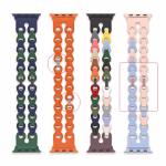 Bracelet Apple Watch EzStrap en silicone mat de style sport, à structure chaînée flexible et coloris variés, présenté en vue de face sur fond blanc.