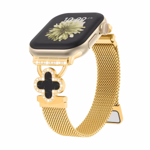 Bracelet Apple Watch EzStrap en métal doré style milanais, orné d’un trèfle noir serti de cristaux brillants, présenté en gros plan sur fond blanc.