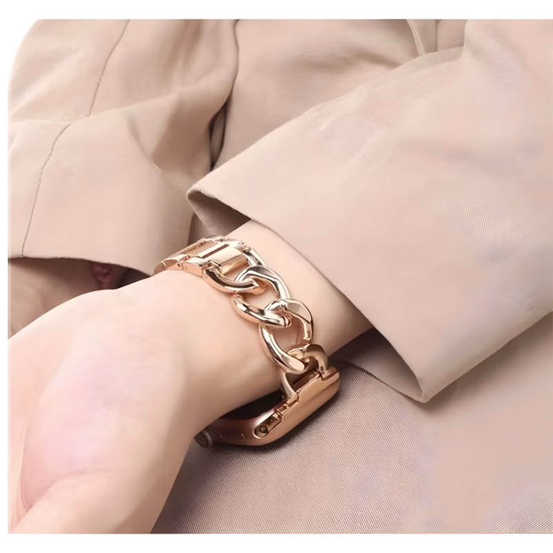 Bracelet Apple Watch EzStrap en métal doré au design maillons géométriques et ovales, porté au poignet d’une personne vêtue d’une chemise beige.