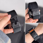 Bracelet Apple Watch EzStrap en nylon noir texturé, style sport avec boucle à clip parachute, présenté en gros plan sur un poignet et tenu en main.
