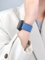 Bracelet Sport Apple Watch - EzStrap - en nylon bleu texturé, style sport avec boucle scratch, porté au poignet d’une personne en veste claire.