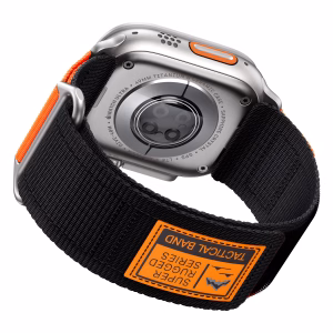 Bracelet Apple Watch EzStrap en nylon tissé de style sport avec boucle en métal, design texturé noir et étiquette orange, présenté en gros plan attaché à une montre.