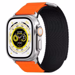Bracelet Apple Watch EzStrap en nylon tissé à boucle tactique, style sport, avec finition texturée bicolore orange et noire, présenté en gros plan sur une montre.