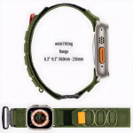 Bracelet Apple Watch EzStrap en nylon vert texturé, de style sport avec boucle textile, présenté en gros plan sur fond clair avec la montre affichée de face et de côté.
