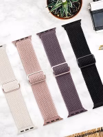 Bracelet Apple Watch EzStrap en nylon tressé, style sport, à texture texturée, présenté à plat sur une table en marbre aux côtés d’un appareil photo et d’une plante en pot.