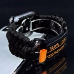 Bracelet Apple Watch EzStrap en nylon tressé de style sport avec boucle en métal, design texturé façon paracorde, posé sur une surface noire à côté d’un smartphone.