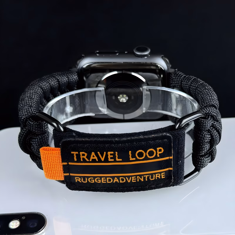 Bracelet Apple Watch EzStrap en nylon tressé de style sport avec finitions métalliques et design texturé, présenté en gros plan sur une surface brillante.