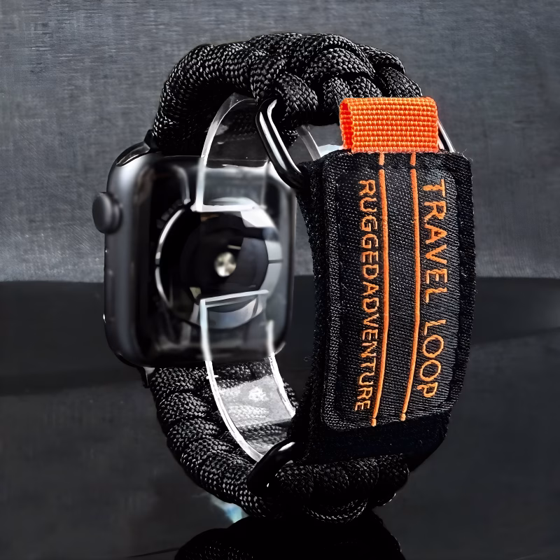 Bracelet Apple Watch EzStrap en nylon tressé style paracorde, à fermoir en métal, avec design texturé et étiquette 'Travel Loop', photographié en gros plan sur fond noir.