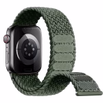 Bracelet Apple Watch EzStrap en nylon texturé vert de style sport, avec fermeture velcro, présenté en gros plan sur fond blanc.