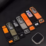 Bracelet Apple Watch EzStrap en nylon texturé de style sport, motif drapeau USA, présenté à plat sur fond noir aux côtés d’un boîtier de montre.
