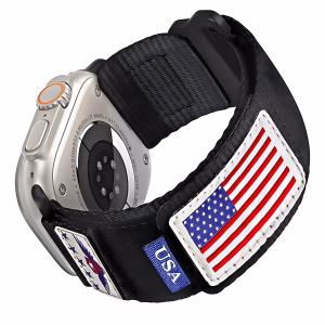 Bracelet Apple Watch EzStrap en nylon tressé de style sport, avec design texturé et patchs drapeau américain, présenté en gros plan attaché à une montre.