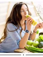 Bracelet Apple Watch EzStrap en métal avec perles cristallines scintillantes et chaîne entrelacée, de style élégant, porté au poignet d’une femme dégustant un smoothie vert dans une cuisine lumineuse.