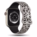 Bracelet Apple Watch EzStrap en silicone gravé à motif léopard, style sport, présenté en gros plan sur fond blanc.