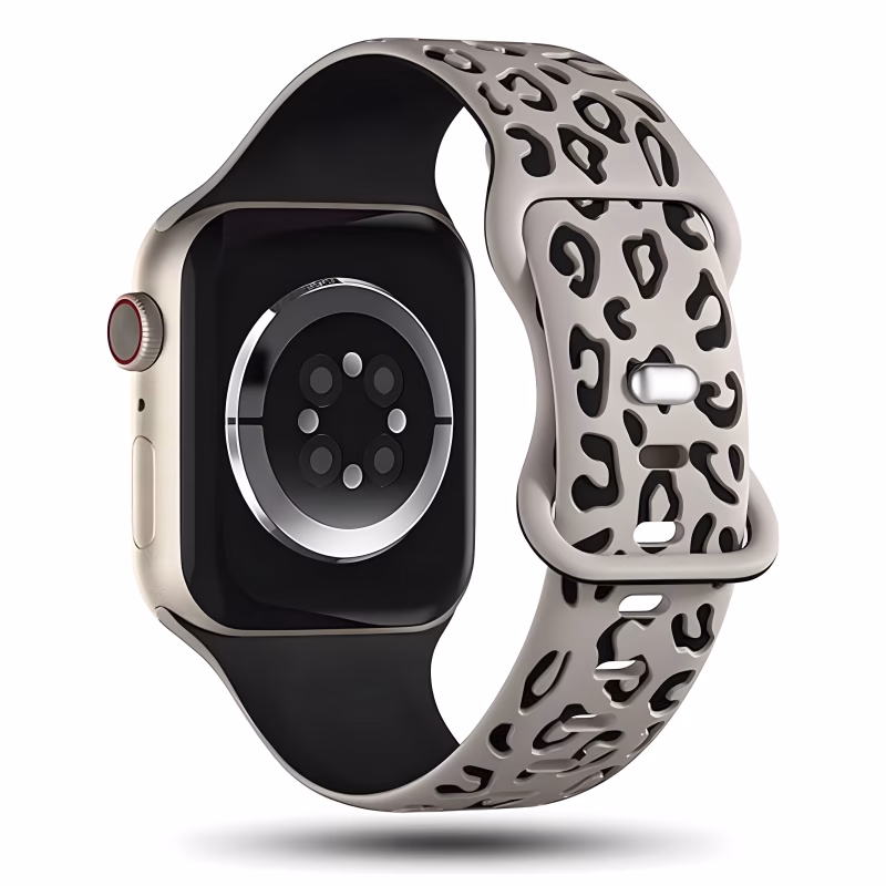 Bracelet Apple Watch EzStrap en silicone gravé à motif léopard, style sport, présenté en gros plan sur fond blanc.