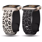 Bracelet Apple Watch EzStrap en silicone gravé, style sport, avec motif léopard noir sur fond beige et noir, présenté en gros plan sur fond blanc.