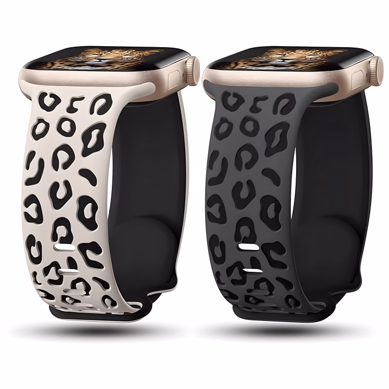 Bracelet Apple Watch EzStrap en silicone gravé, style sport, avec motif léopard noir sur fond beige et noir, présenté en gros plan sur fond blanc.