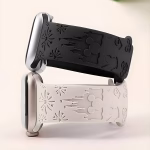 Bracelet Apple Watch EzStrap en silicone gravé à motifs Disney en relief, modèle sport, présenté en noir et blanc sur un fond beige minimaliste.