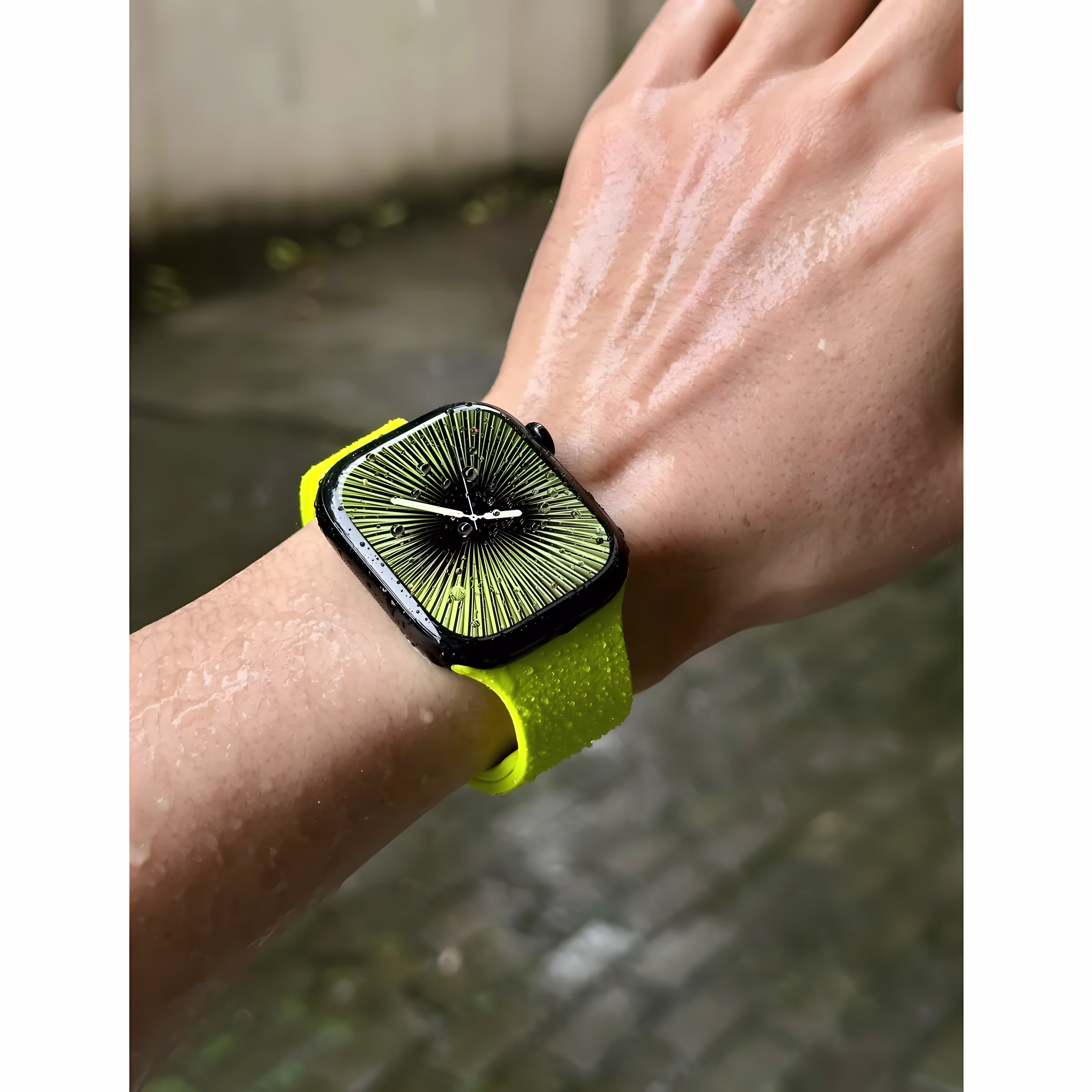 Bracelet Apple Watch EzStrap en silicone texturé de style sport, jaune fluo, porté au poignet d’un homme sous la pluie.